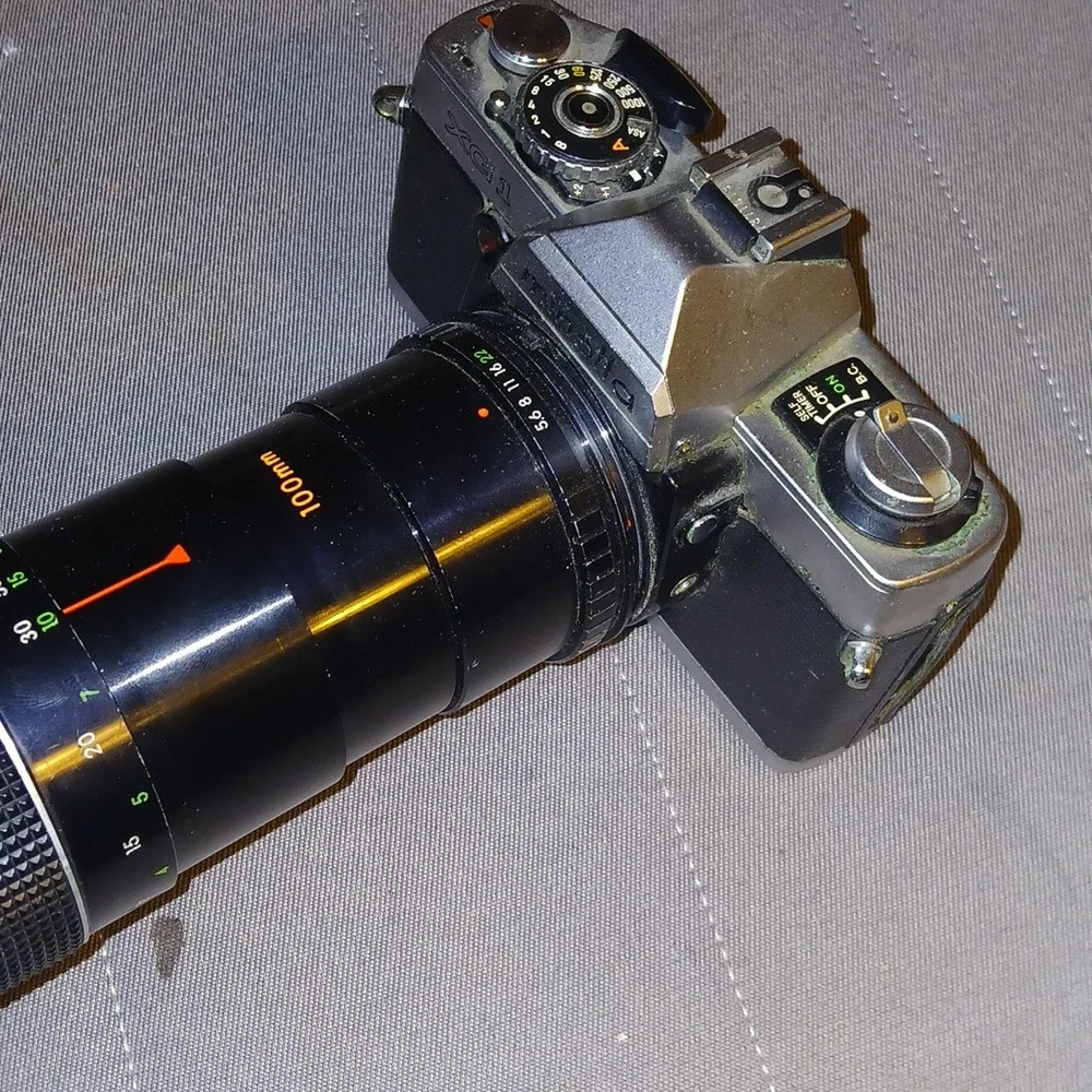 vintage Minolta SR-T series 35mm SLR film camera with a z